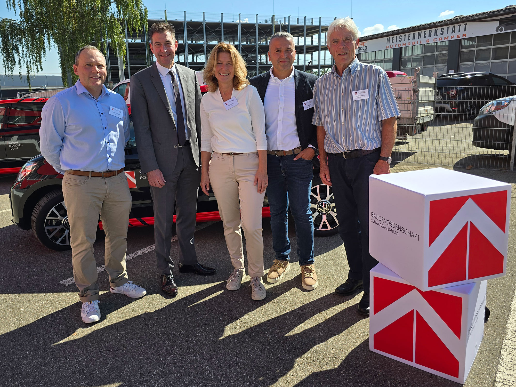Die Verantwortlichen der Baugenossenschaft freuen sich, dass auch Oberbürgermeister Erik Pauly dem Hoffest einen Besuch abstattet. Von links nach rechts: Vorstandsmitglied Sascha Briegel, Oberbürgermeister Erik Pauly, Vorstandmitglied Heidi Liebert, geschäftsführender Vorstand Taner Genc und Aufsichtsratsvorsitzender Jochen Hauger.