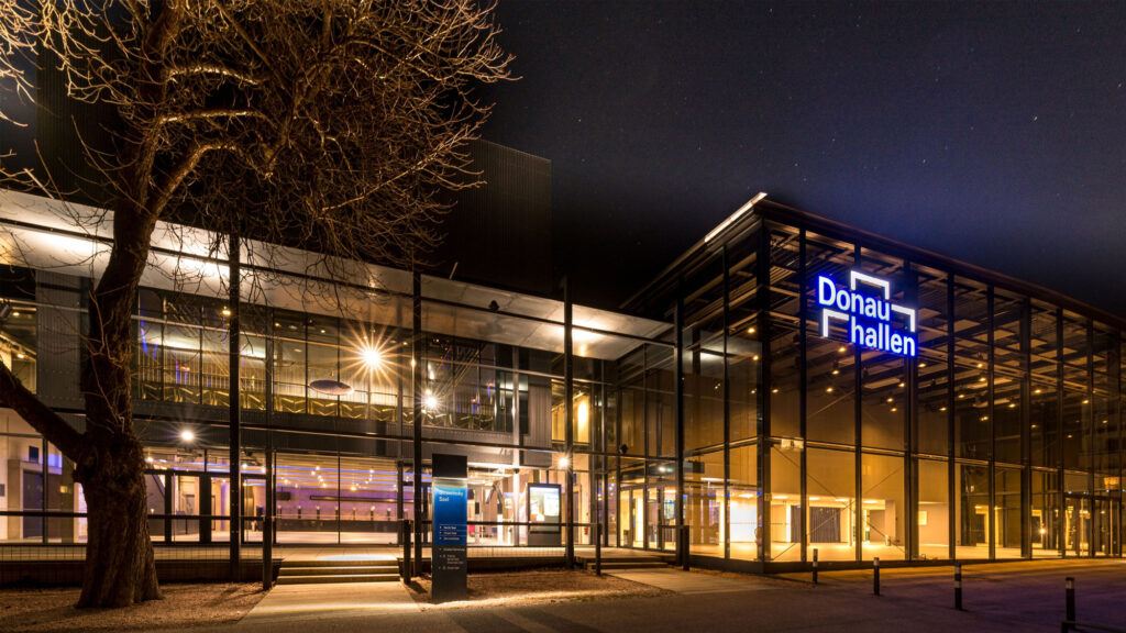 Donauhallen bei Nacht